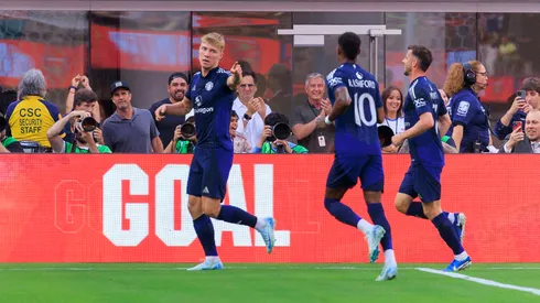 Rasmus Hojlund festeja su gol en el partido amistoso entre Manchester United y Arsenal.