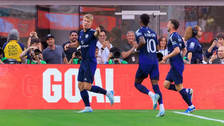 Rasmus Hojlund festeja su gol en el partido amistoso entre Manchester United y Arsenal.
