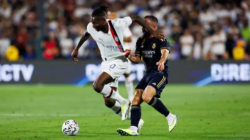 Rafael Leao deja en el camino a Dani Carvajal en el último amistoso entre AC Milan y Real Madrid en 2023.