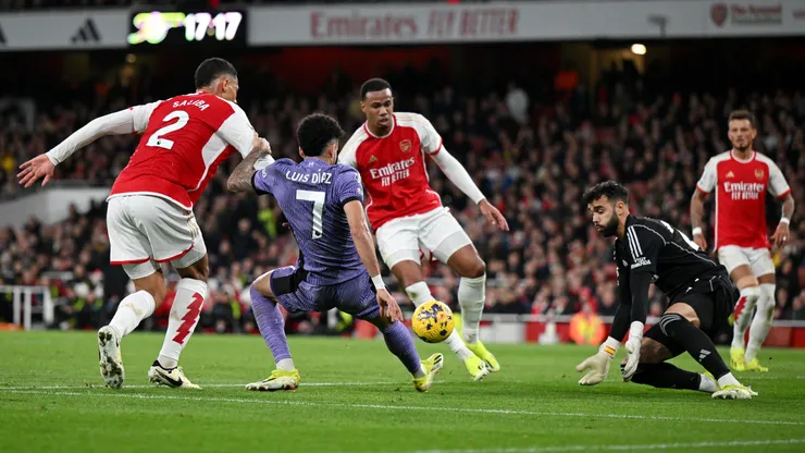 Los jugadores de Liverpool y Arsenal pelean por el balón en el último partido entre ambos en la Premier League 2023/24.