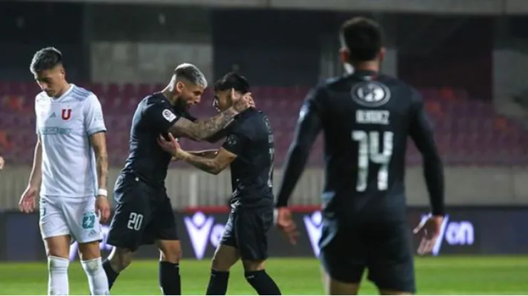 Paolo Guajardo marcó un remate muy ajustado para el 1-0 definitivo de los Tanos ante el Bulla.