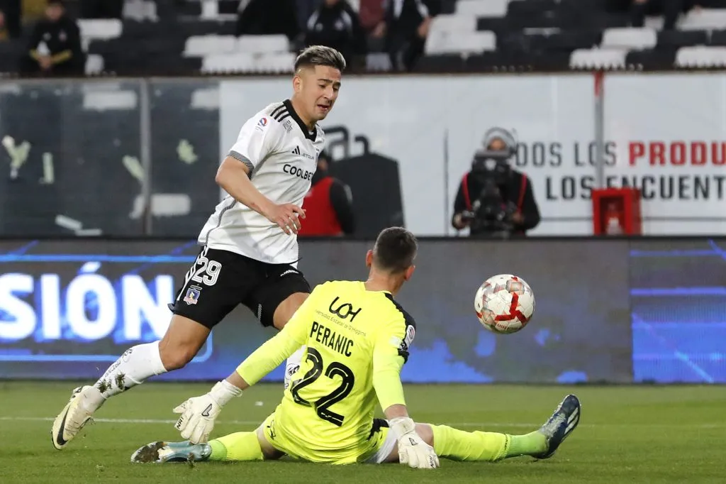 Paiva tuvo un mano a mano contra Peranic tras un pase de Palacios. Lo falló. (Felipe Zanca/Photosport).