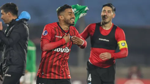 Los jugadores de Huachipato festejan la clasificación por penales contra Racing Club de Montevideo.