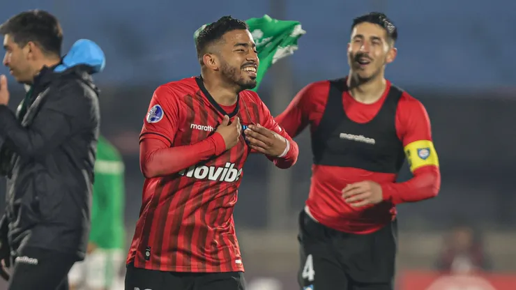 Los jugadores de Huachipato festejan la clasificación por penales contra Racing Club de Montevideo.
