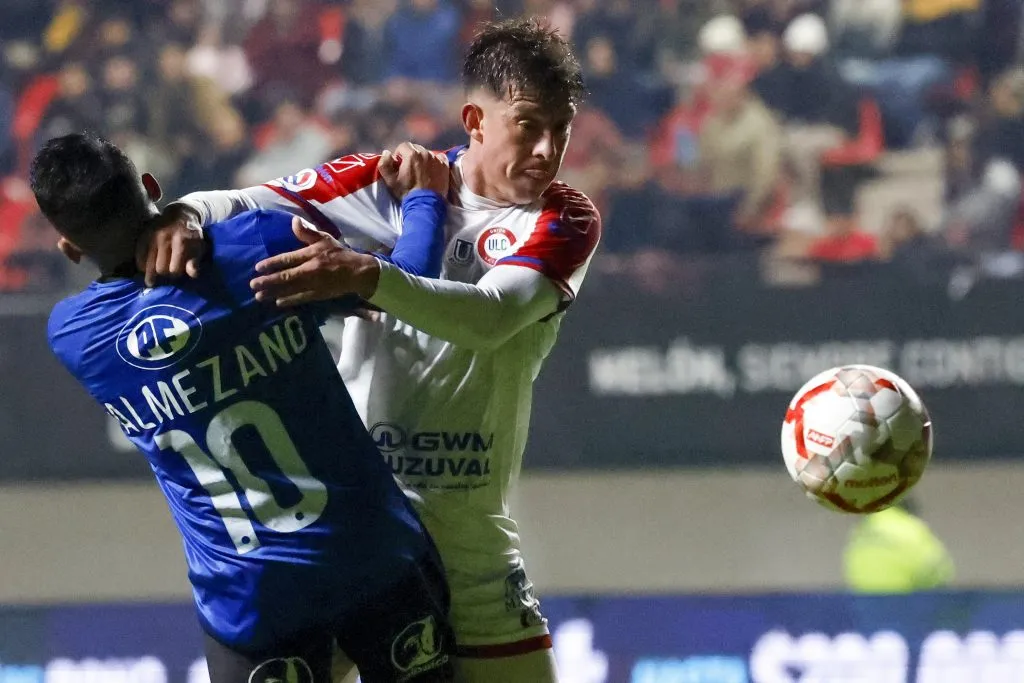Pablo Parra lucha un balón ante el venezolano Brayan Palmezano. (Andres Pina/Photopsort).