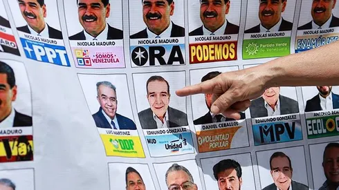 Un simpatizante señala la tarjeta del candidato opositor Edmundo González Urrutia.