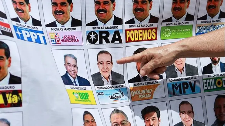 Un simpatizante señala la tarjeta del candidato opositor Edmundo González Urrutia.