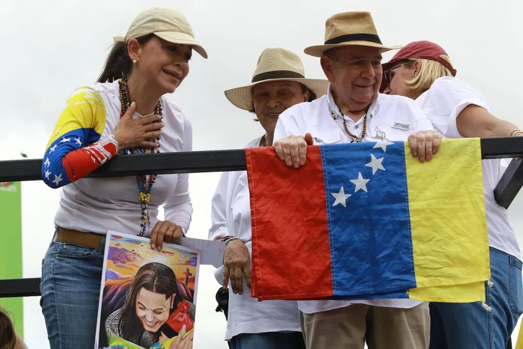 La dirigente política, María Corina Machado (izq.) y Edmundo González Urritia (der.), candidato presidencial de la oposición durante su visita de campaña a la ciudad de Valencia, estado Carabobo.