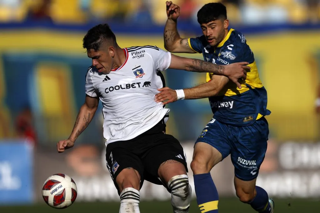 Carlos Palacios ante Cristián Riquelme, quien pronto será su compañero en Colo Colo. (Andrés Piña/Photosport).