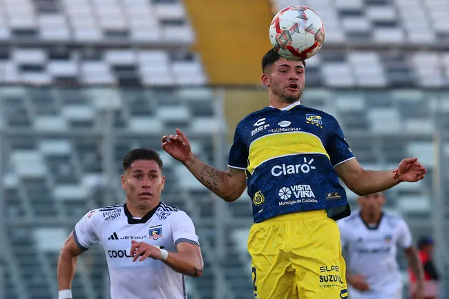 Cristián Riquelme lucha un balón aéreo contra el Torta Opazo. (Javier Salvo/Photosport).