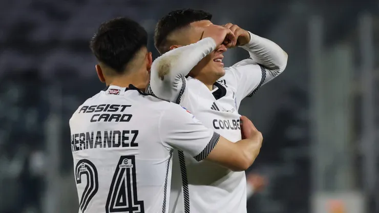 Leandro Hernández abraza a Lucas Cepeda, artífice de la victoria alba ante O'Higgins.
