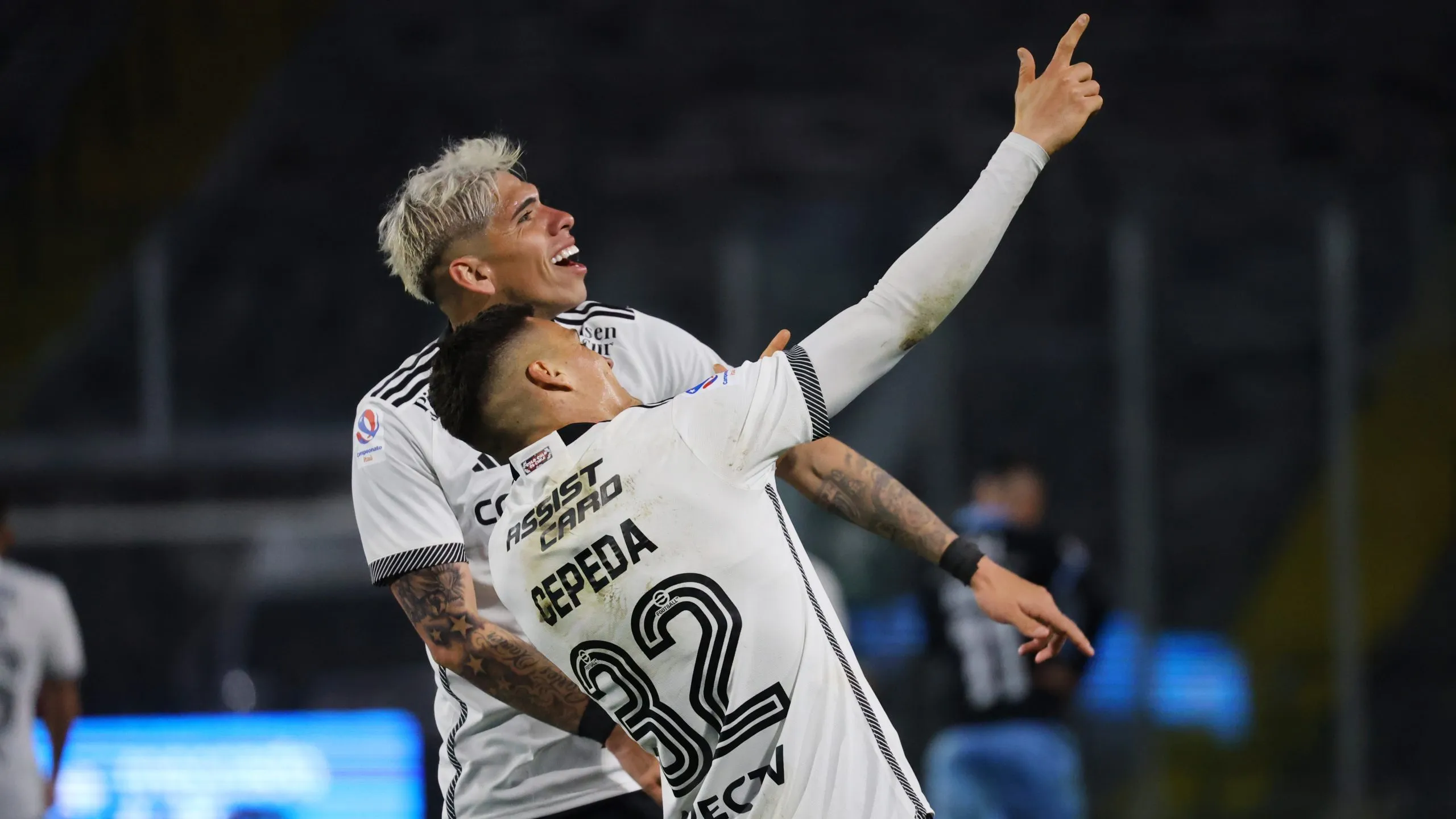 Lucas Cepeda festejó junto a Carlos Palacios, uno de los más cercanos que tiene en el plantel de Colo Colo. (Marcelo Hernandez/Photosport).