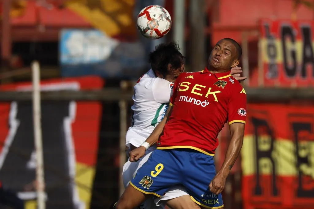 Leandro Benegas lucha un balón aéreo ante Francisco Alarcón. (Andres Pina/Photopsort).