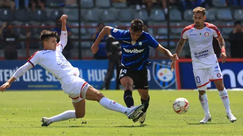 Los jugadores de Unión La Calera y Huachipato disputan el balón en el partido de la primera rueda del Campeonato Nacional 2024.