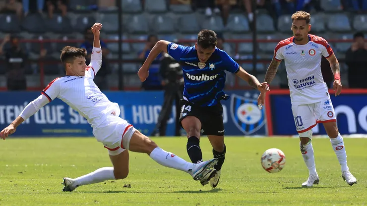 Los jugadores de Unión La Calera y Huachipato disputan el balón en el partido de la primera rueda del Campeonato Nacional 2024.