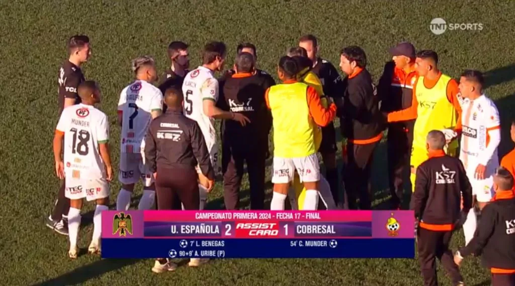 Una imagen más de los reclamos. (Captura TNT Sports).