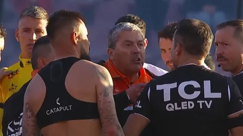 Gustavo Huerta recibió la expulsión por su protesta.