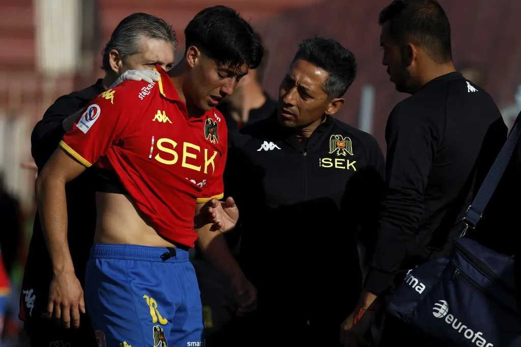 Así salió de la cancha Simón Ramírez. (Andres Pina/Photopsort).