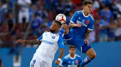 Alessandro Riep y Franco Calderón disputan el balón en el aire en el último enfrentamiento entre Audax Italiano y Universidad de Chile.