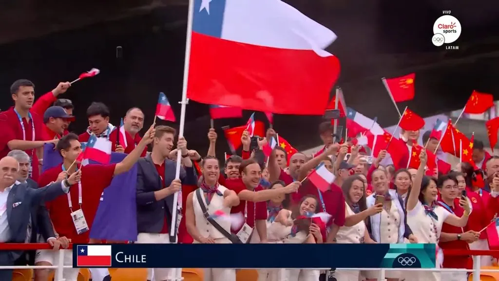 Tomás Barrios, Paulina Vega y Tania Zeng en la primera fila del desfile (Captura)