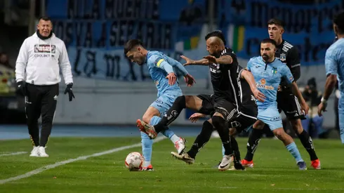 Arturo Vidal busca el balón en el partido entre Colo Colo y O'Higgins por Copa Chile 2024.