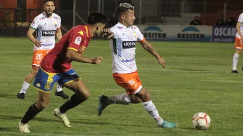Los jugadores de Unión Española y Cobresal disputan el balón en el enfrentamiento de la primera rueda.