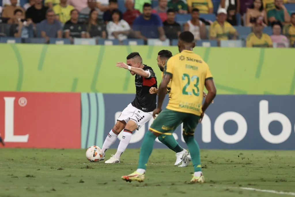 Bryan Carrasco en acción ante el Cuiabá en el Arena Pantanal. (Francisco Longa / Comunicaciones Palestino).
