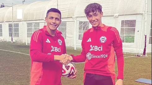 Alexis Sánchez subió una foto con un juvenil de la selección chilena.