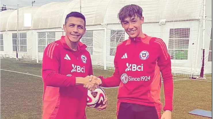 Alexis Sánchez subió una foto con un juvenil de la selección chilena.