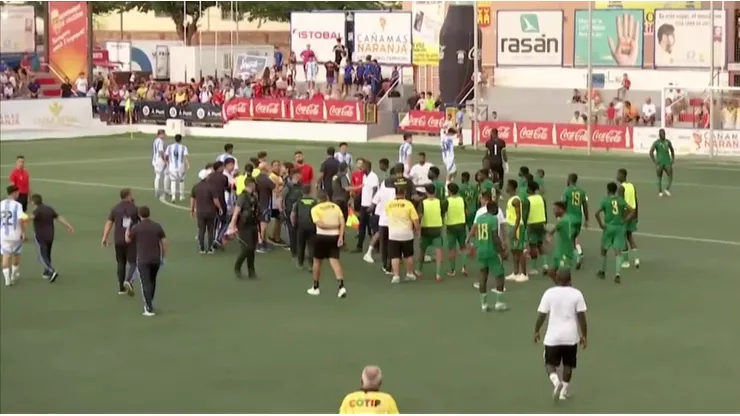 Plantel de Mauritania le quiso pegar al árbitro por "ayudar" a Argentina.