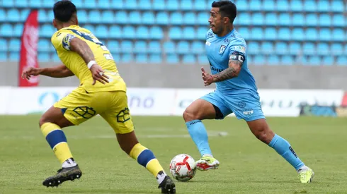 Edson Puch conduce el balón en el partido de la primera rueda entre Everton y Deportes Iquique.