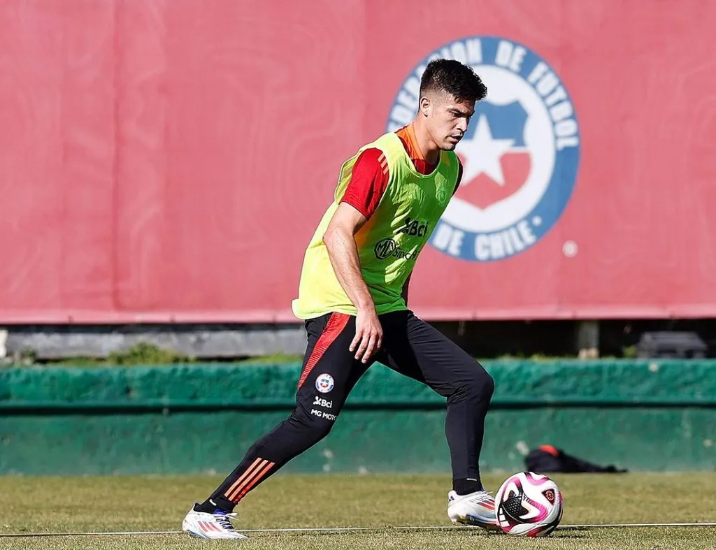 Thomas Galdames entrena en Juan Pinto Durán junto a Sánchez e Isla. (Foto: Carlos Parra | FFCh).