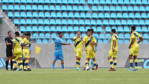 Los jugadores de Everton y Deportes Iquique en el partido de la primera rueda del Campeonato Nacional 2024.