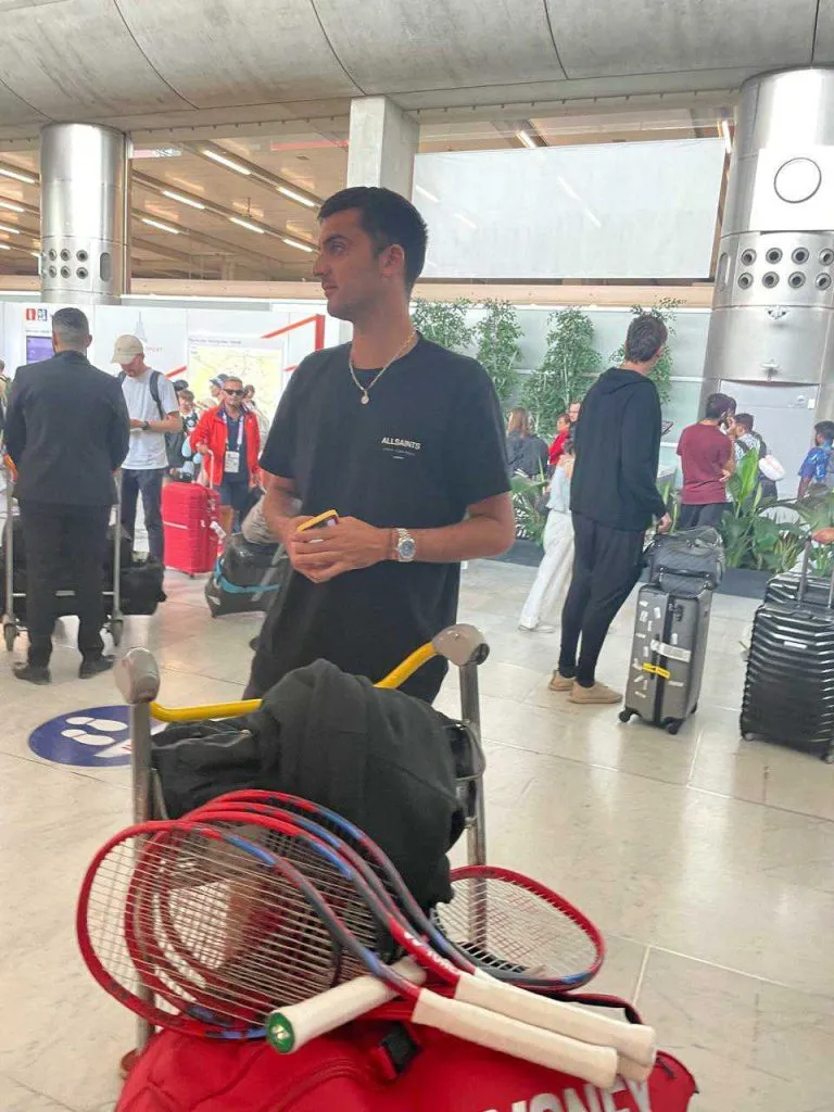 Tomás Barrios estuvo varios minutos esperando movilización (Foto: Keno Salinas)