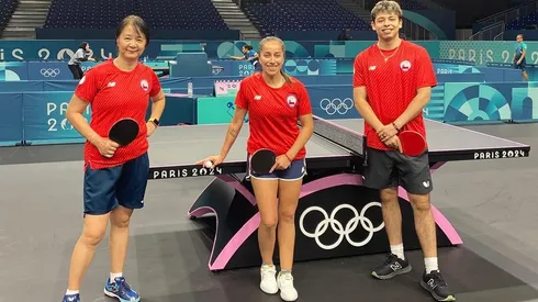 L@s tenimesistas Tania Zeng, Paulina Vega y Nicolás Burgos tuvieron su primer entrenamiento en suelo parisino.