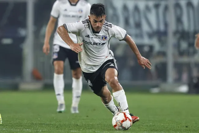 Vicente Pizarro en acción por Colo Colo. (Felipe Zanca /Photosport).