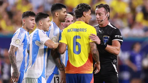 Denuncia pública contra árbitro Raphael Claus.