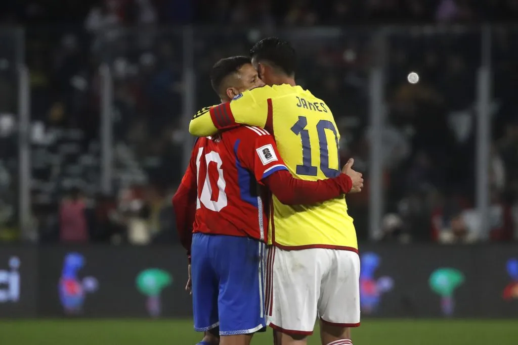 James Rodríguez y Alexis Sánchez se saludaron con afecto en las Eliminatorias 2026. (Jonnathan Oyarzun/Photosport).