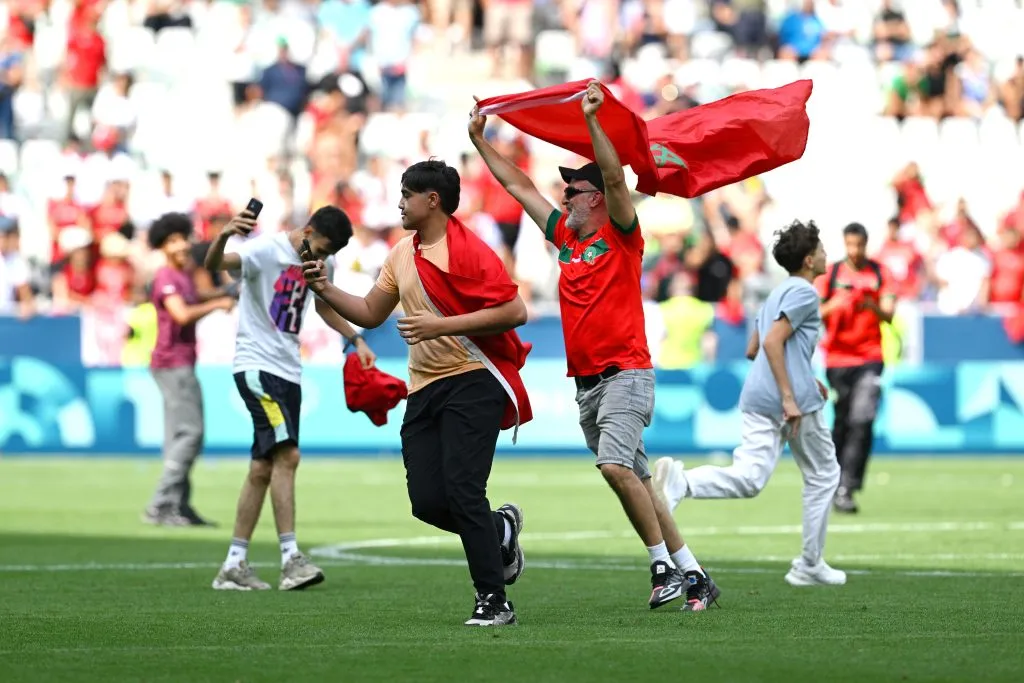 Los hinchas de Marruecos estallaron tras el robo de Argentina e invadieron la cancha en los Juegos Olímpicos. Foto: Getty Images.
