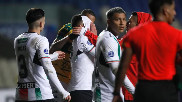 Los jugadores de Palestino y Cuiabá apoyan a Joe Abrigo que falló un penal en el último minuto.