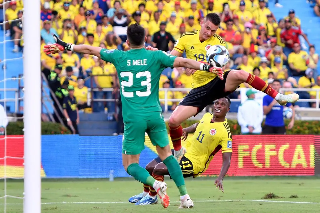 Santiago Mele jugó ante Colombia en las Eliminatorias 2026. (Gabriel Aponte/Getty Images).
