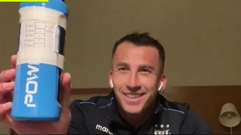 Fabián Cerda mostró orgulloso el torpedo que armó junto al preparador de arqueros y los otros goleros del Huachi.