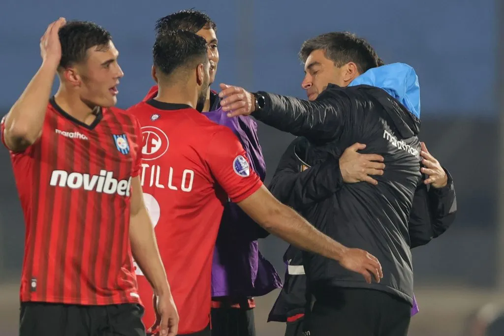 Francisco Troncoso festeja con sus dirigidos. (Gaston Brito/FocoUy/Photosport).