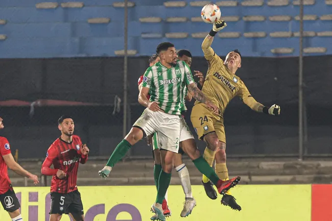 Fabián Cerda en acción durante el duelo ante Racing. (Gaston Brito/FocoUy/Photosport).