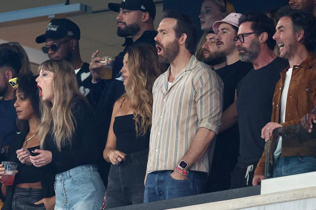 Taylor Swift fue a ver a su novio Travis Kelce jugar en los Kansas City acompañada de Blake Lively, Ryan Reynolds y hasta de Hugh Jackman y el director de la película, Shawn Levy. Pero no sucedió lo mismo con la cantante en la cinta. (Foto: Getty)