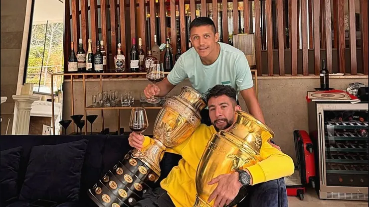 Alexis Sánchez y Mauricio Isla levantan las Copa América.