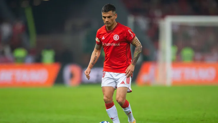 Charles Aránguiz llegó en 2023 a Inter de Porto Alegre.