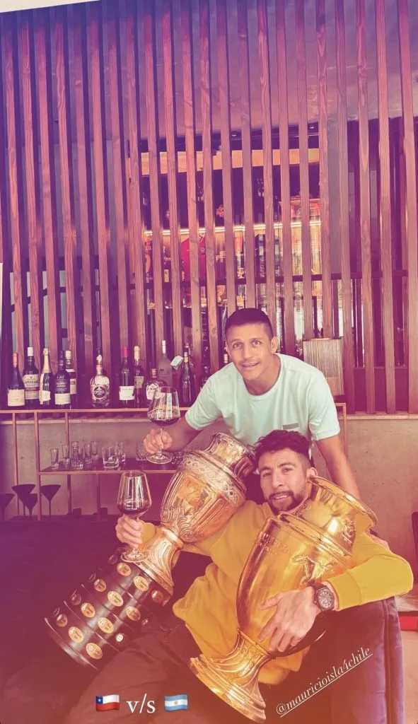 La foto de Alexis Sánchez y Mauricio Isla con las Copa América de la Roja.