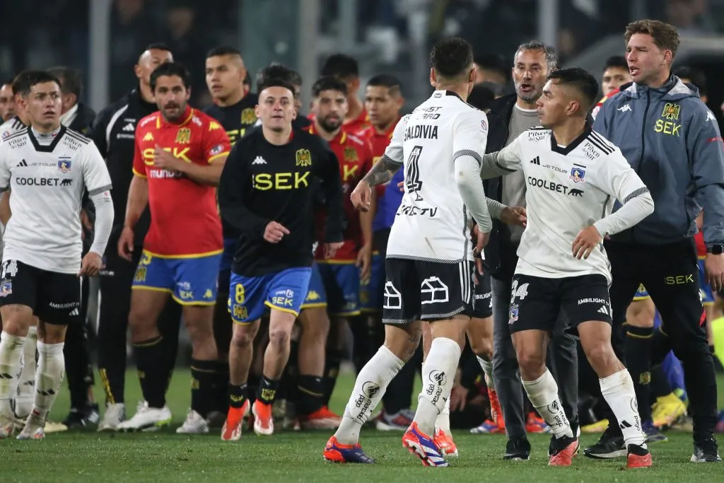 Una imagen de la batahola sobre el final del partido. (Jonnathan Oyarzun/Photosport).