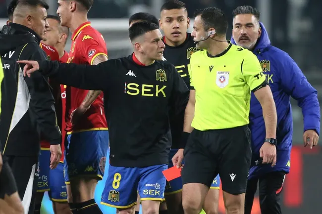 Pablo Aránguiz no entiende la expulsión que sufrió ante Colo Colo. (Jonnathan Oyarzun/Photosport).